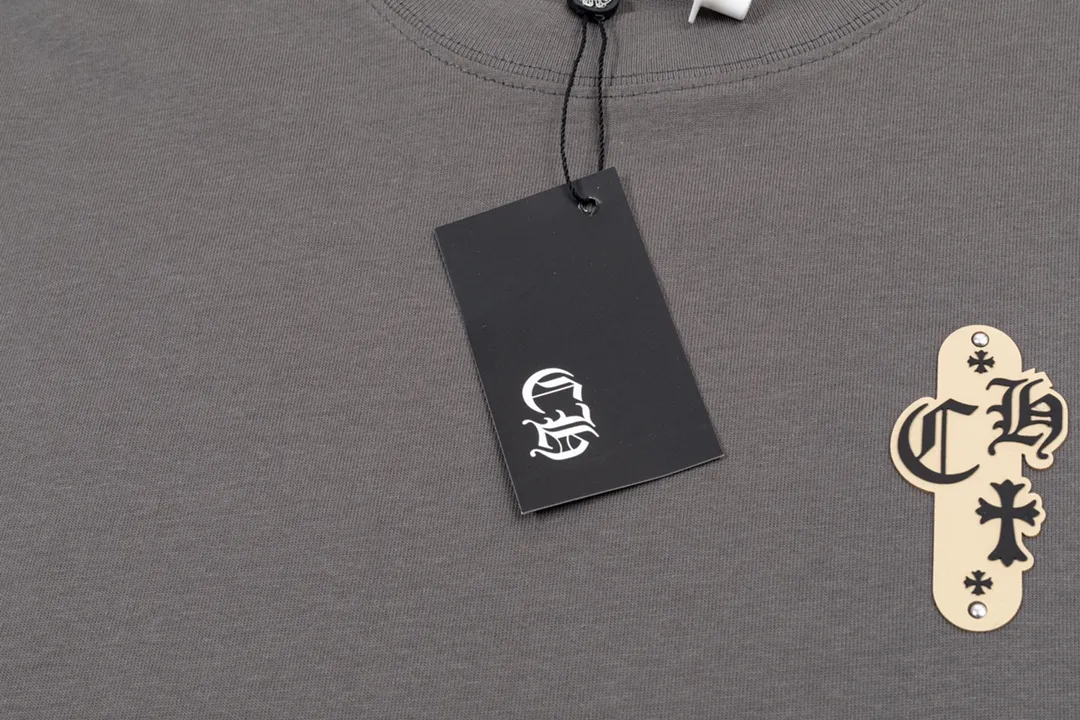 P200 CHROME HEARTS LoGo is fashionable and elegant, with a dropped shoulder style. The fabric is made of 26s double-yarn combed cotton compact spinning yarn with a weight of 280. It is matched with 1*1 Salona rib. The fabric is fermented and has a loose fit. Color: dark gray size: S～XXL